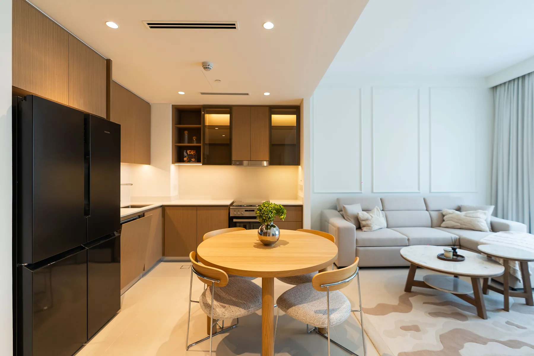 Kitchen, dining table and living area in one open-plan space